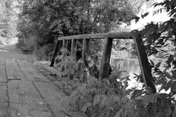 Krásně Stojící Starý Dřevěný Most Přes Řeku Barevném Pozadí Zblízka — Stock fotografie