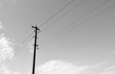 Renkli arka planda kablo olan elektrik direği yakın planda, elektrik direği ile gökyüzünün altında halat kablosu, konut binaları için elektrik direği hattı kablosu.