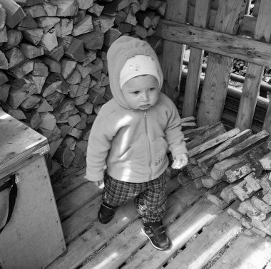 Renkli fotoğraf için poz veren çocuk yüzlü güzel erkek bebek, çocuk imajı olan erkek bebek kadrosu, beyaz yüz ifadesi, çocuk suratlı sağlıklı bir erkek çocuğu, iyi bir çekim için dinleniyor.