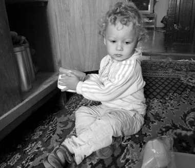 Renkli fotoğraf için poz veren çocuk yüzlü güzel erkek bebek, çocuk imajı olan erkek bebek kadrosu, beyaz yüz ifadesi, çocuk suratlı sağlıklı bir erkek çocuğu, iyi bir çekim için dinleniyor.