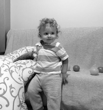 Renkli fotoğraf için poz veren çocuk yüzlü güzel erkek bebek, çocuk imajı olan erkek bebek kadrosu, beyaz yüz ifadesi, çocuk suratlı sağlıklı bir erkek çocuğu, iyi bir çekim için dinleniyor.