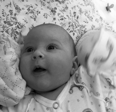 Renkli fotoğraf için poz veren çocuk yüzlü güzel erkek bebek, çocuk imajı olan erkek bebek kadrosu, beyaz yüz ifadesi, çocuk suratlı sağlıklı bir erkek çocuğu, iyi bir çekim için dinleniyor.