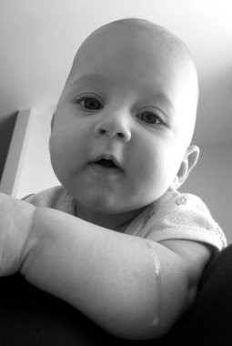 Renkli fotoğraf için poz veren çocuk yüzlü güzel erkek bebek, çocuk imajı olan erkek bebek kadrosu, beyaz yüz ifadesi, çocuk suratlı sağlıklı bir erkek çocuğu, iyi bir çekim için dinleniyor.