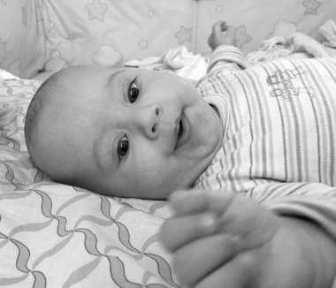 Renkli fotoğraf için poz veren çocuk yüzlü güzel erkek bebek, çocuk imajı olan erkek bebek kadrosu, beyaz yüz ifadesi, çocuk suratlı sağlıklı bir erkek çocuğu, iyi bir çekim için dinleniyor.