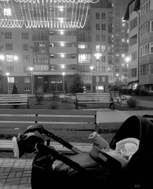 Renkli fotoğraf için poz veren çocuk yüzlü güzel erkek bebek, çocuk imajı olan erkek bebek kadrosu, beyaz yüz ifadesi, çocuk suratlı sağlıklı bir erkek çocuğu, iyi bir çekim için dinleniyor.