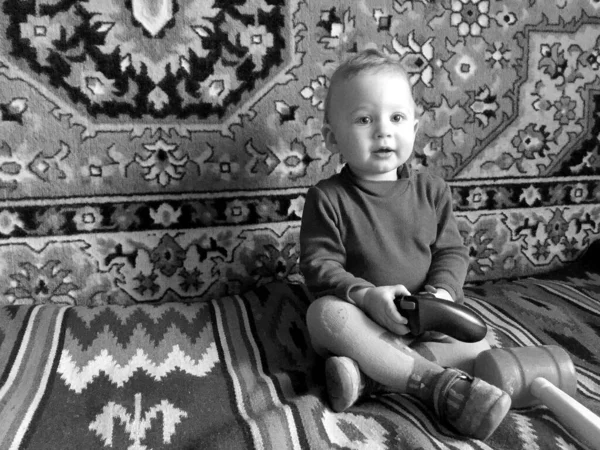 Krásný Chlapeček Dětskou Tváří Pózující Fotograf Pro Barevnou Fotografii Kádr — Stock fotografie