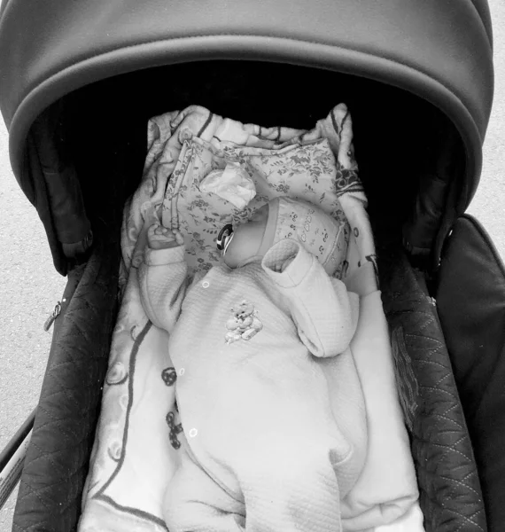 Slapende Baby Jongen Met Kind Fopspeen Poseren Fotograaf Voor Kleurenfoto — Stockfoto