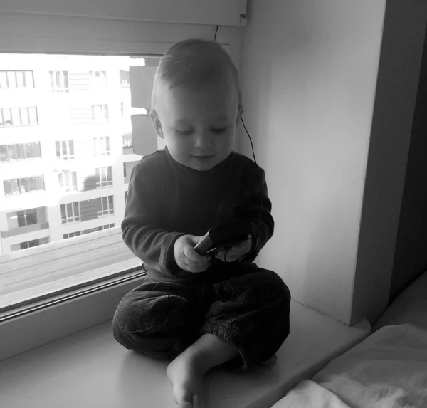 Hermoso Bebé Niño Con Cara Niño Posando Fotógrafo Cerca Ventana —  Fotos de Stock