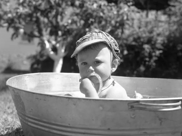 Menino Bonito Banheira Criança Posando Fotógrafo Para Foto Cores Quadro — Fotografia de Stock
