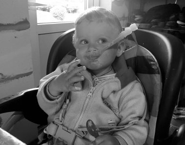 Renkli fotoğraf için poz veren çocuk yüzlü güzel erkek bebek, çocuk imajı olan erkek bebek kadrosu, beyaz yüz ifadesi, çocuk suratlı sağlıklı bir erkek çocuğu, iyi bir çekim için dinleniyor.