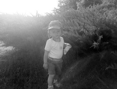 Renkli fotoğraf için poz veren çocuk yüzlü güzel erkek bebek, çocuk imajı olan erkek bebek kadrosu, beyaz yüz ifadesi, çocuk suratlı sağlıklı bir erkek çocuğu, iyi bir çekim için dinleniyor.