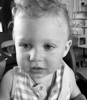 Renkli fotoğraf için poz veren çocuk yüzlü güzel erkek bebek, çocuk imajı olan erkek bebek kadrosu, beyaz yüz ifadesi, çocuk suratlı sağlıklı bir erkek çocuğu, iyi bir çekim için dinleniyor.