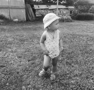 Renkli fotoğraf için poz veren çocuk yüzlü güzel erkek bebek, çocuk imajı olan erkek bebek kadrosu, beyaz yüz ifadesi, çocuk suratlı sağlıklı bir erkek çocuğu, iyi bir çekim için dinleniyor.