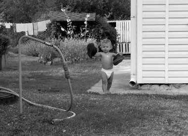 Renkli fotoğraf için poz veren çocuk yüzlü güzel erkek bebek, çocuk imajı olan erkek bebek kadrosu, beyaz yüz ifadesi, çocuk suratlı sağlıklı bir erkek çocuğu, iyi bir çekim için dinleniyor.