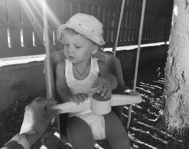 Renkli fotoğraf için poz veren çocuk yüzlü güzel erkek bebek, çocuk imajı olan erkek bebek kadrosu, beyaz yüz ifadesi, çocuk suratlı sağlıklı bir erkek çocuğu, iyi bir çekim için dinleniyor.