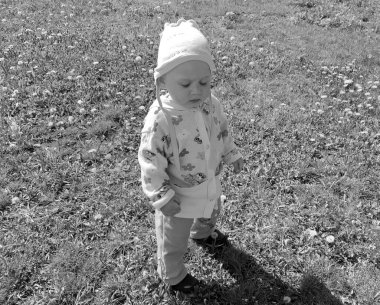 Renkli fotoğraf için poz veren çocuk yüzlü güzel erkek bebek, çocuk imajı olan erkek bebek kadrosu, beyaz yüz ifadesi, çocuk suratlı sağlıklı bir erkek çocuğu, iyi bir çekim için dinleniyor.