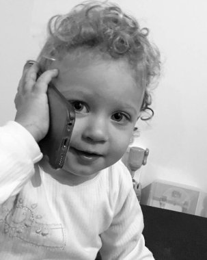 Renkli fotoğraf için poz veren çocuk yüzlü güzel erkek bebek, çocuk imajı olan erkek bebek kadrosu, beyaz yüz ifadesi, çocuk suratlı sağlıklı bir erkek çocuğu, iyi bir çekim için dinleniyor.