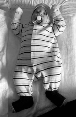 Renkli fotoğraf için poz veren çocuk yüzlü güzel erkek bebek, çocuk imajı olan erkek bebek kadrosu, beyaz yüz ifadesi, çocuk suratlı sağlıklı bir erkek çocuğu, iyi bir çekim için dinleniyor.