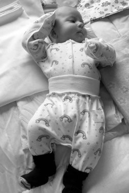 Renkli fotoğraf için fotoğrafçı pozu veren, uyuyan bebek yüzlü uyuyan bebek, çocuk kıyafetleri giymeyen beyaz, çocuk kıyafetleri içinde sağlıklı uyuyan bebek yüzlü çocuk.