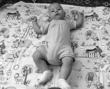 Renkli fotoğraf için poz veren çocuk yüzlü güzel erkek bebek, çocuk imajı olan erkek bebek kadrosu, beyaz yüz ifadesi, çocuk suratlı sağlıklı bir erkek çocuğu, iyi bir çekim için dinleniyor.