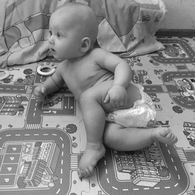 Renkli fotoğraf için poz veren çocuk yüzlü güzel erkek bebek, çocuk imajı olan erkek bebek kadrosu, beyaz yüz ifadesi, çocuk suratlı sağlıklı bir erkek çocuğu, iyi bir çekim için dinleniyor.