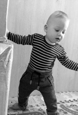 Renkli fotoğraf için poz veren çocuk yüzlü güzel erkek bebek, çocuk imajı olan erkek bebek kadrosu, beyaz yüz ifadesi, çocuk suratlı sağlıklı bir erkek çocuğu, iyi bir çekim için dinleniyor.