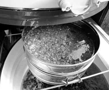 Sıvı nektarla dolu altıgen bal peteklerinden arı damlayan bal damlası, bal petekleri doğal bal damlatan yaz kompozisyonu, balmumu çerçeveli arı damlası, bal peteğine damlayan bal damlası