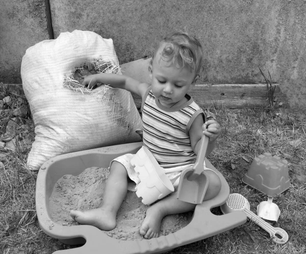 Bebê Bonito Criança Sandpit Posando Fotógrafo Perto Sandbox Cadre Composto — Fotografia de Stock