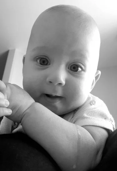 Renkli Fotoğraf Için Poz Veren Çocuk Yüzlü Güzel Erkek Bebek — Stok fotoğraf