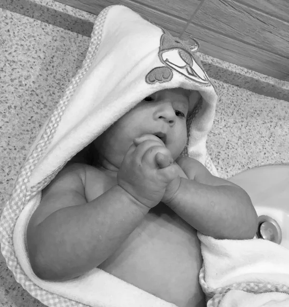 Bayi Laki Laki Cantik Dengan Wajah Kekanak Kanakan Fotografer Berpose — Stok Foto