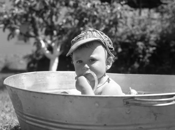 Hermoso Bebé Niño Bañera Infantil Posando Fotógrafo Para Foto Color — Foto de Stock