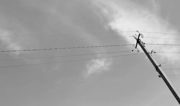 Renkli Arka Planda Kablo Olan Elektrik Direği Yakın Planda Elektrik — Stok fotoğraf