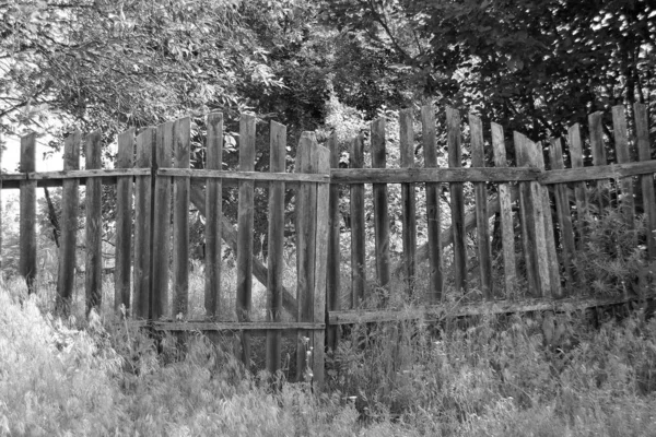 Старые Ворота Заброшенного Дома Деревне Естественном Фоне Фотография Состоит Старых — стоковое фото