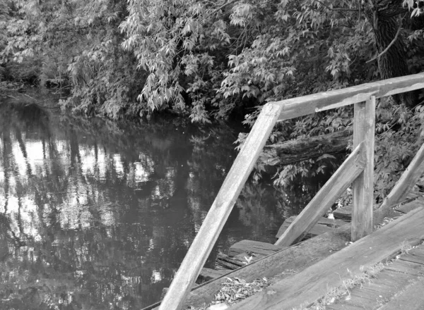 Belamente Ponte Madeira Velha Sobre Rio Fundo Colorido Close Fotografia — Fotografia de Stock