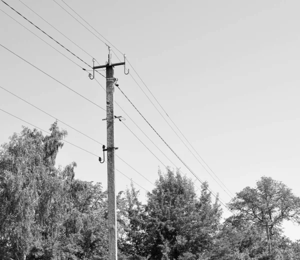 彩色背景图上有线缆的电线杆 由天底下有线缆的电线杆 住宅建筑有线缆组成的电线杆摄影 — 图库照片