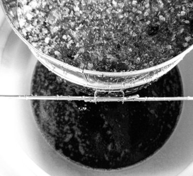 Altın nektarla dolu altıgen bal peteklerinden arı damlayan bal damlası, bal peteği yaz kompozisyonu doğal bal damlası, balmumu çerçeve arısına damlayan bal damlası, bal peteğine damlayan bal damlası