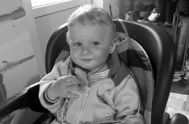 Renkli fotoğraf için poz veren çocuk yüzlü güzel erkek bebek, çocuk imajı olan erkek bebek kadrosu, beyaz yüz ifadesi, çocuk suratlı sağlıklı bir erkek çocuğu, iyi bir çekim için dinleniyor.