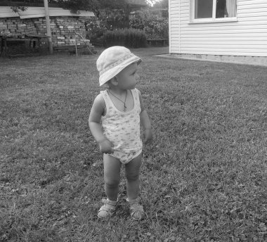 Renkli fotoğraf için poz veren çocuk yüzlü güzel erkek bebek, çocuk imajı olan erkek bebek kadrosu, beyaz yüz ifadesi, çocuk suratlı sağlıklı bir erkek çocuğu, iyi bir çekim için dinleniyor.