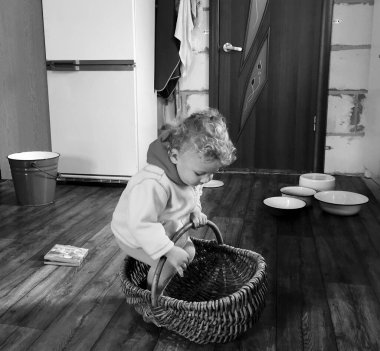 Renkli fotoğraf için poz veren çocuk yüzlü güzel erkek bebek, çocuk imajı olan erkek bebek kadrosu, beyaz yüz ifadesi, çocuk suratlı sağlıklı bir erkek çocuğu, iyi bir çekim için dinleniyor.