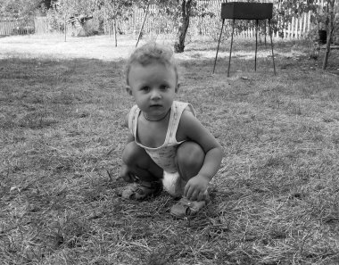 Renkli fotoğraf için poz veren çocuk yüzlü güzel erkek bebek, çocuk imajı olan erkek bebek kadrosu, beyaz yüz ifadesi, çocuk suratlı sağlıklı bir erkek çocuğu, iyi bir çekim için dinleniyor.