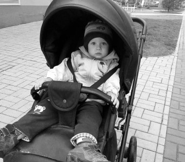 Renkli fotoğraf için poz veren çocuk yüzlü güzel erkek bebek, çocuk imajı olan erkek bebek kadrosu, beyaz yüz ifadesi, çocuk suratlı sağlıklı bir erkek çocuğu, iyi bir çekim için dinleniyor.