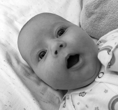 Renkli fotoğraf için poz veren çocuk yüzlü güzel erkek bebek, çocuk imajı olan erkek bebek kadrosu, beyaz yüz ifadesi, çocuk suratlı sağlıklı bir erkek çocuğu, iyi bir çekim için dinleniyor.