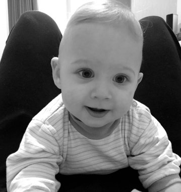 Renkli fotoğraf için poz veren çocuk yüzlü güzel erkek bebek, çocuk imajı olan erkek bebek kadrosu, beyaz yüz ifadesi, çocuk suratlı sağlıklı bir erkek çocuğu, iyi bir çekim için dinleniyor.