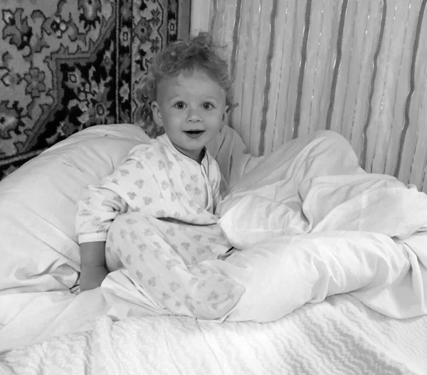 Hermoso Bebé Niño Con Cara Niño Posando Fotógrafo Para Foto —  Fotos de Stock