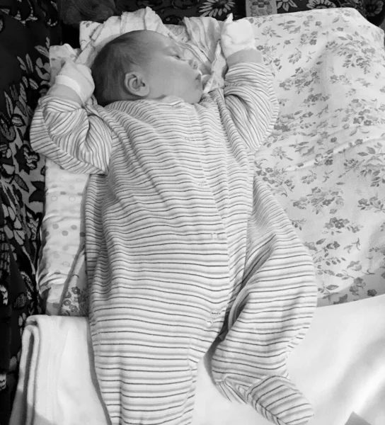 Spící Chlapeček Dětským Oblečením Pózující Fotograf Pro Barevnou Fotografii Kadre — Stock fotografie