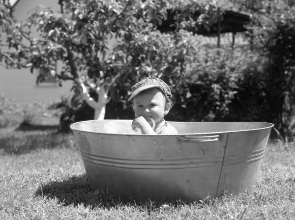 Hermoso Bebé Niño Bañera Infantil Posando Fotógrafo Para Foto Color —  Fotos de Stock