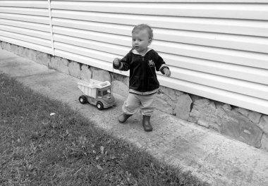 Renkli fotoğraf için poz veren çocuk yüzlü güzel erkek bebek, çocuk imajı olan erkek bebek kadrosu, beyaz yüz ifadesi, çocuk suratlı sağlıklı bir erkek çocuğu, iyi bir çekim için dinleniyor.