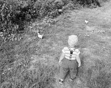 Renkli fotoğraf için poz veren çocuk yüzlü güzel erkek bebek, çocuk imajı olan erkek bebek kadrosu, beyaz yüz ifadesi, çocuk suratlı sağlıklı bir erkek çocuğu, iyi bir çekim için dinleniyor.
