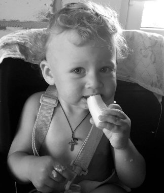 Renkli fotoğraf için poz veren çocuk yüzlü güzel erkek bebek, çocuk imajı olan erkek bebek kadrosu, beyaz yüz ifadesi, çocuk suratlı sağlıklı bir erkek çocuğu, iyi bir çekim için dinleniyor.