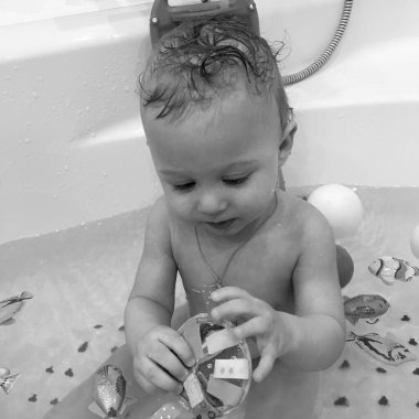 Renkli fotoğraf için poz veren çocuk yüzlü güzel erkek bebek, çocuk imajı olan erkek bebek kadrosu, beyaz yüz ifadesi, çocuk suratlı sağlıklı bir erkek çocuğu, iyi bir çekim için dinleniyor.